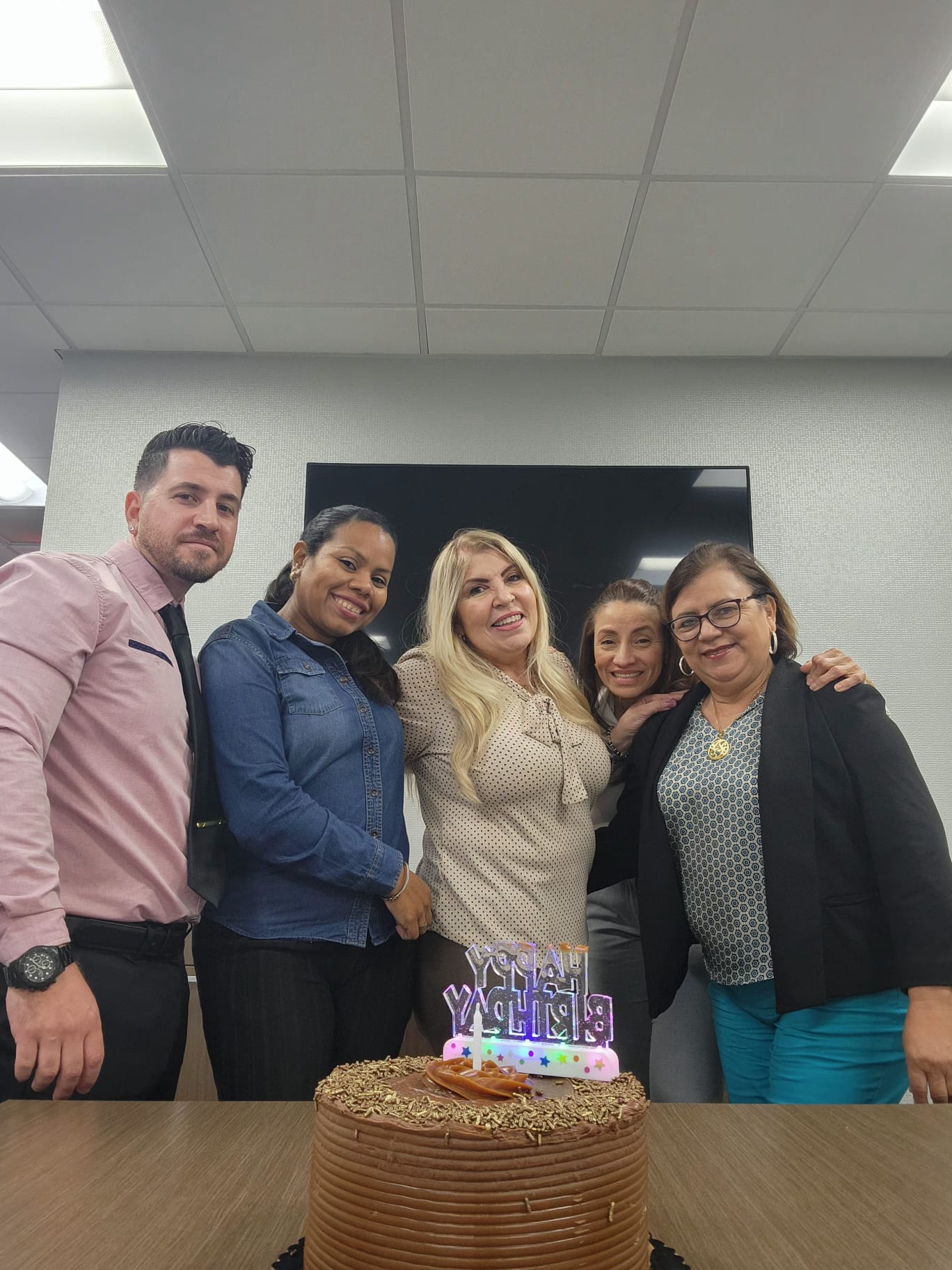 Equipo de Legacy celebrando un cumpleaños en la oficina