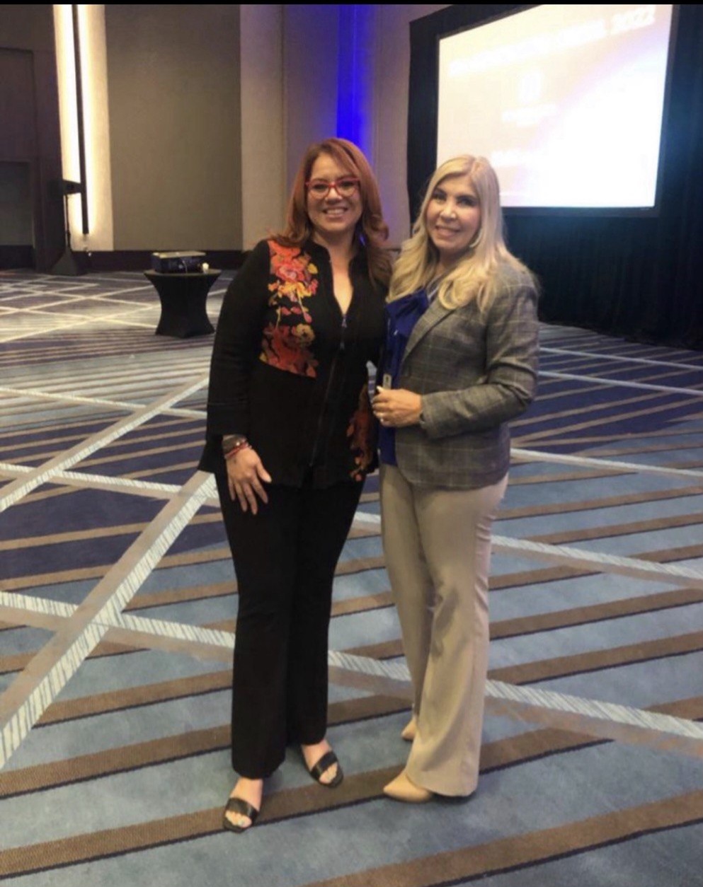 Griselda con una colega en una convención de premios de la industria