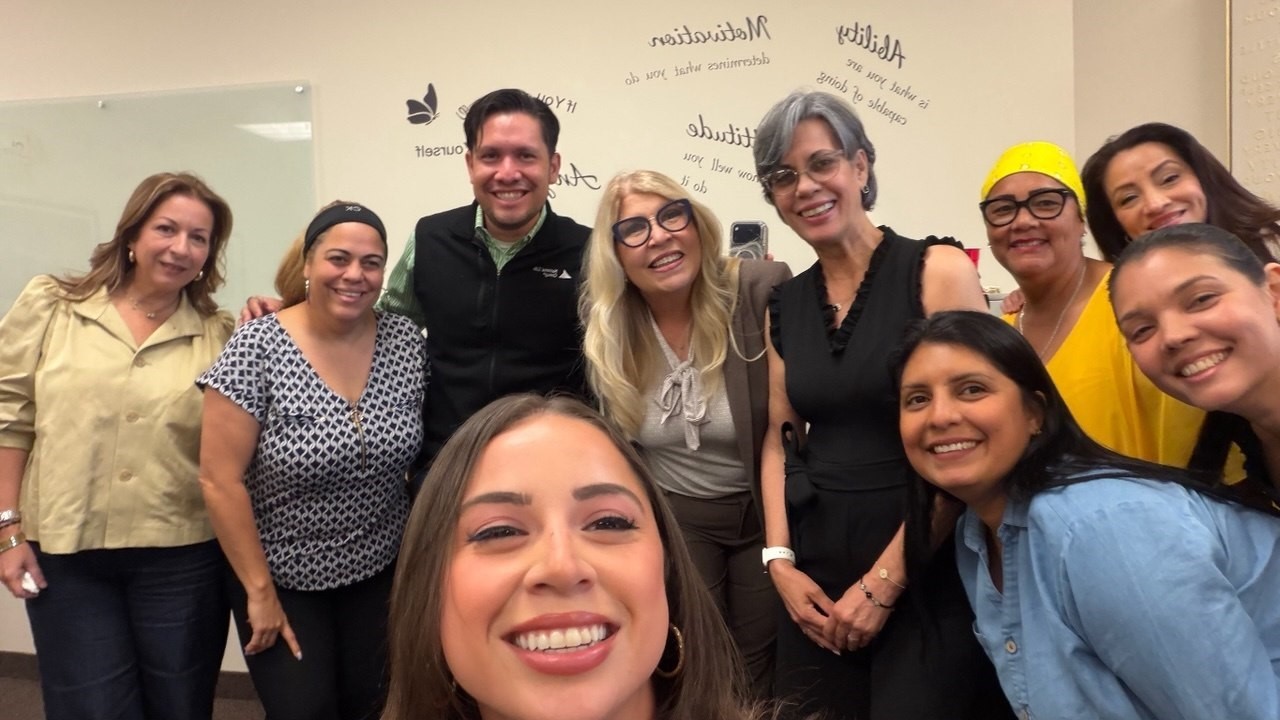 Selfie grupal del equipo Legacy celebrando en la oficina