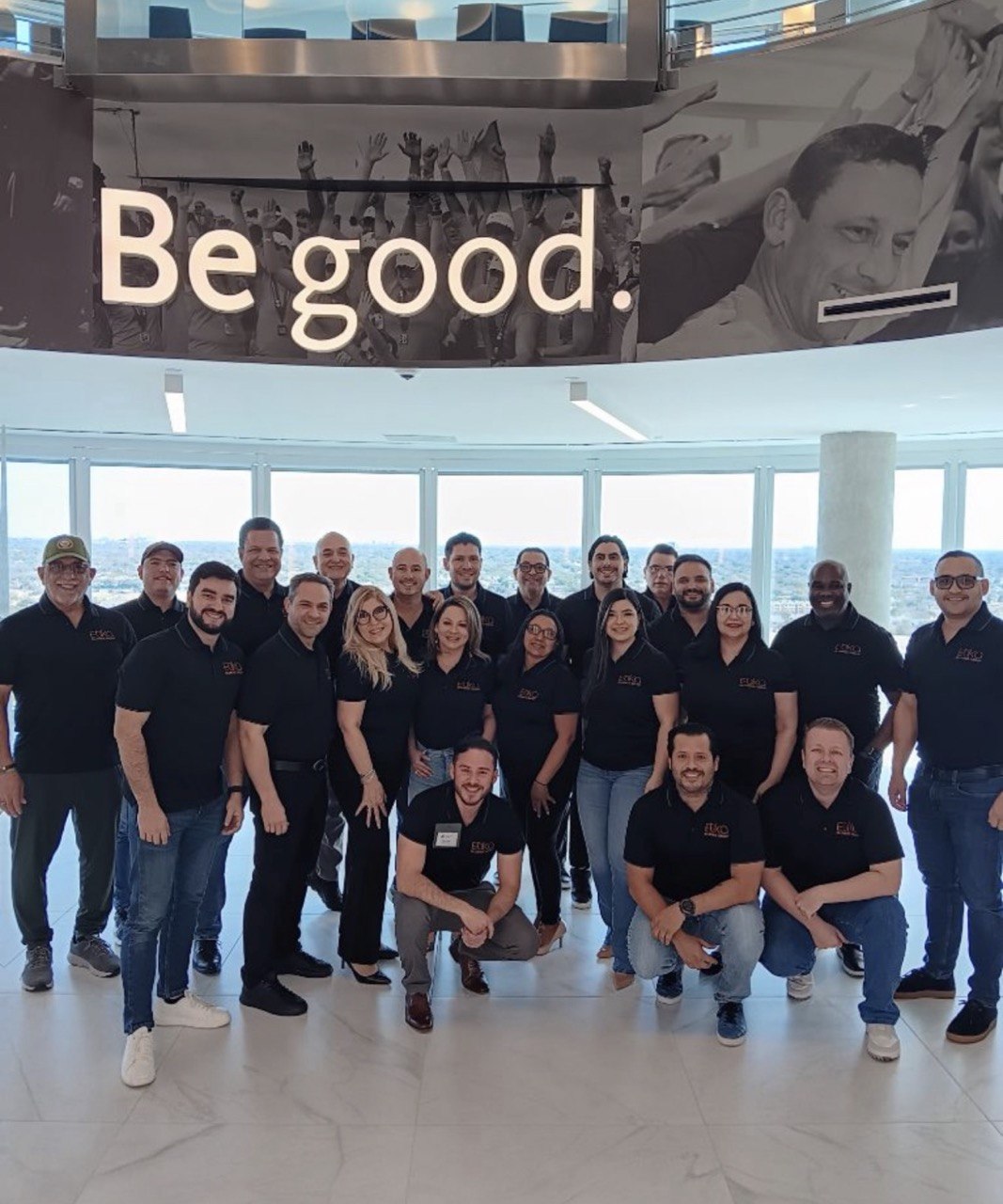 Equipo completo de Legacy y Etiko Alliance Group en una sede corporativa