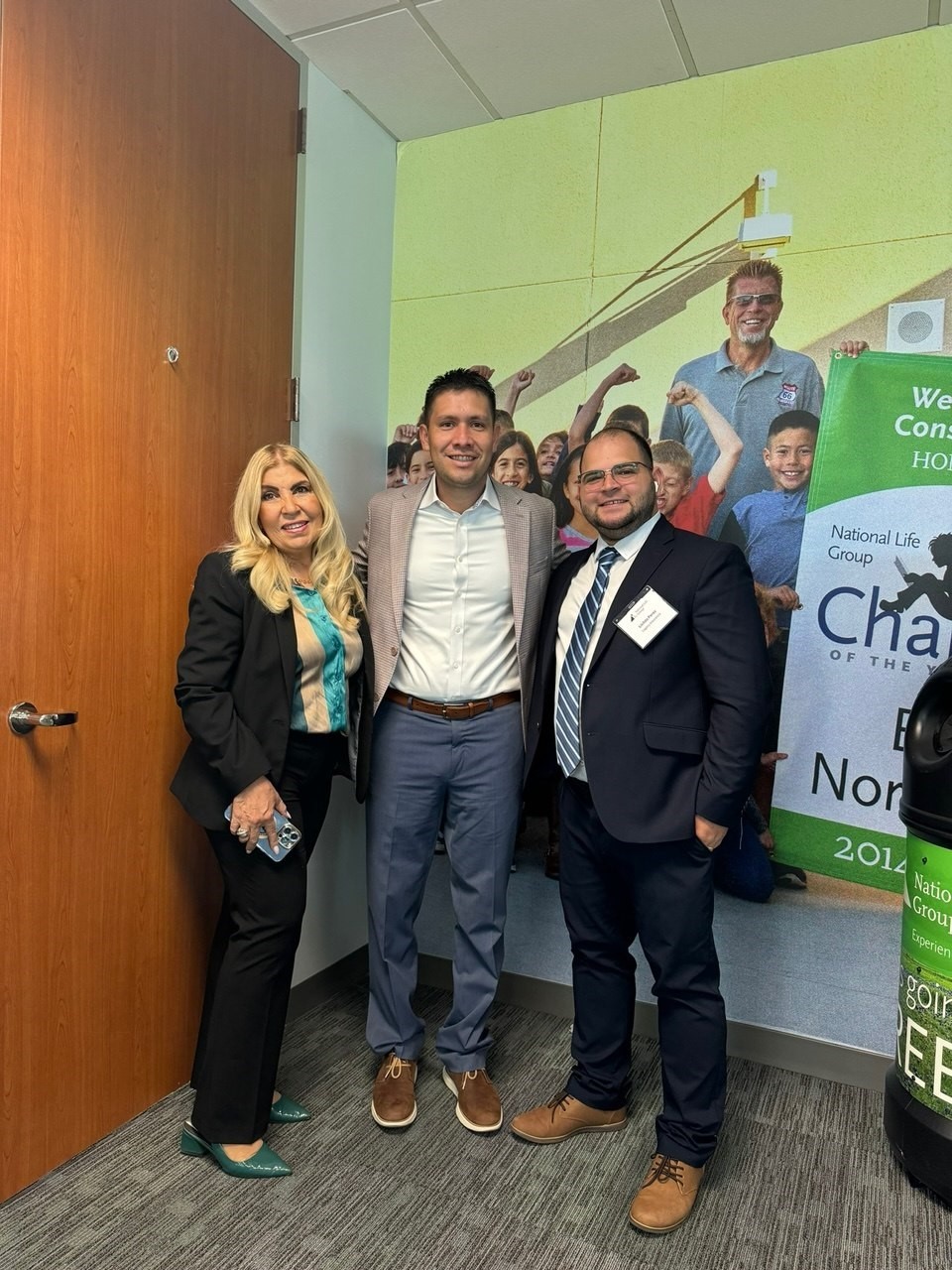 Griselda con líderes de Legacy en oficina de National Life Group