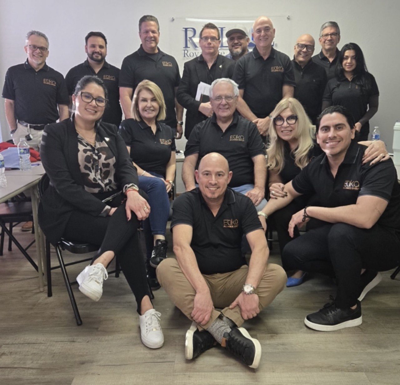 Foto grupal del equipo de Legacy y Etiko en la sala de capacitación