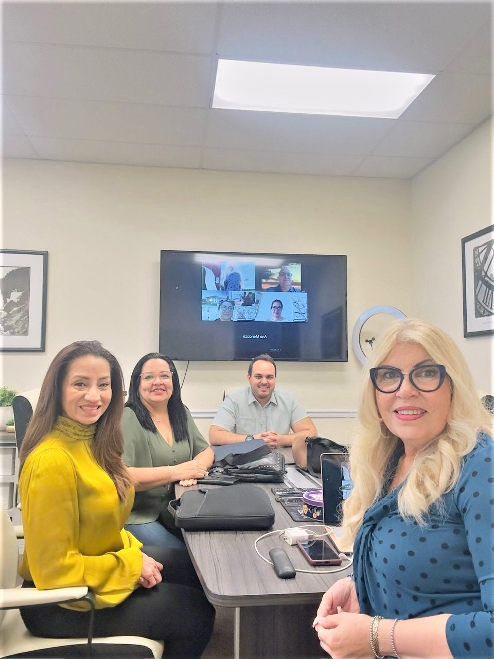 Reunión híbrida del equipo Legacy con agentes conectados por videollamada