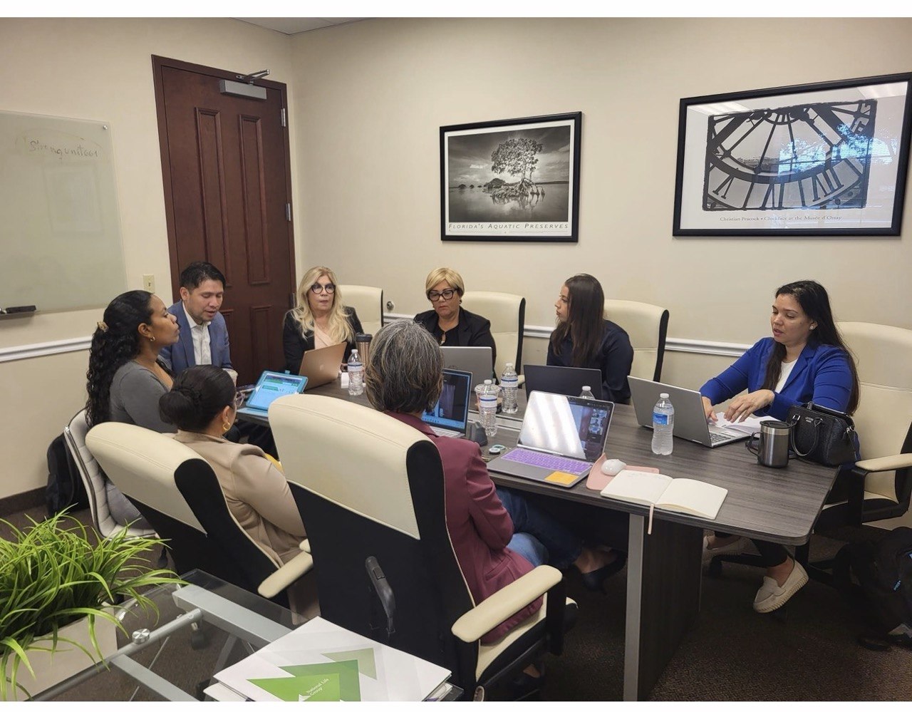 Equipo de Legacy analizando un caso en la sala de juntas