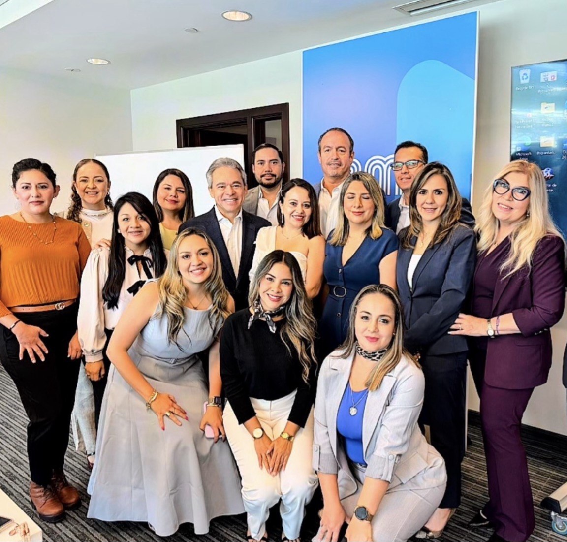 Equipo de Legacy y BMI reunido para una foto grupal después de una capacitación