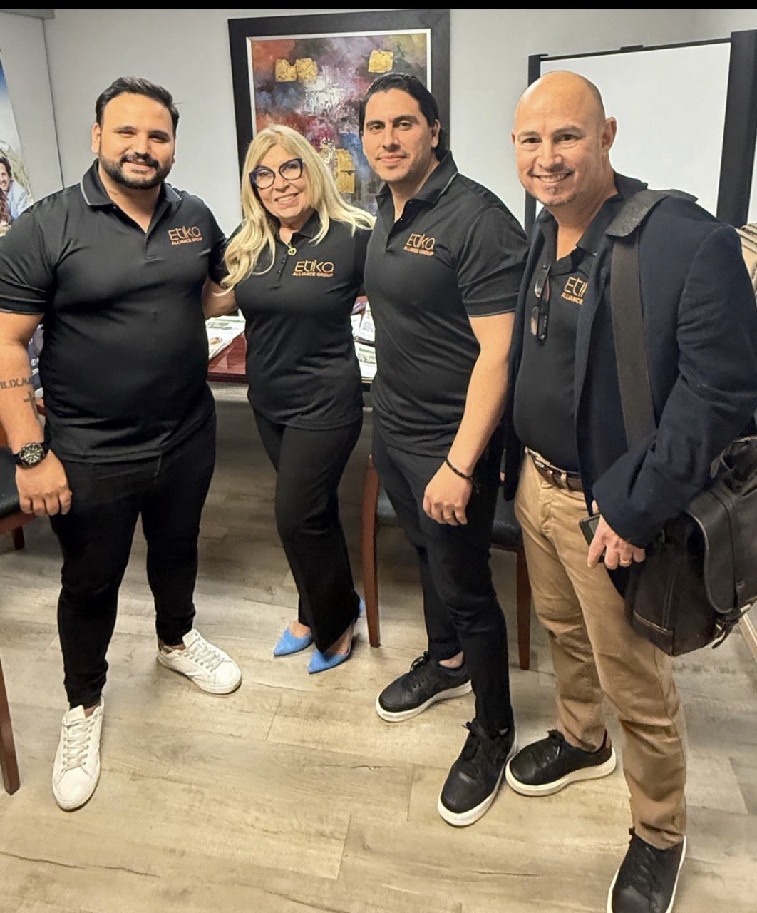 Griselda con tres colegas de Legacy con las camisas del equipo
