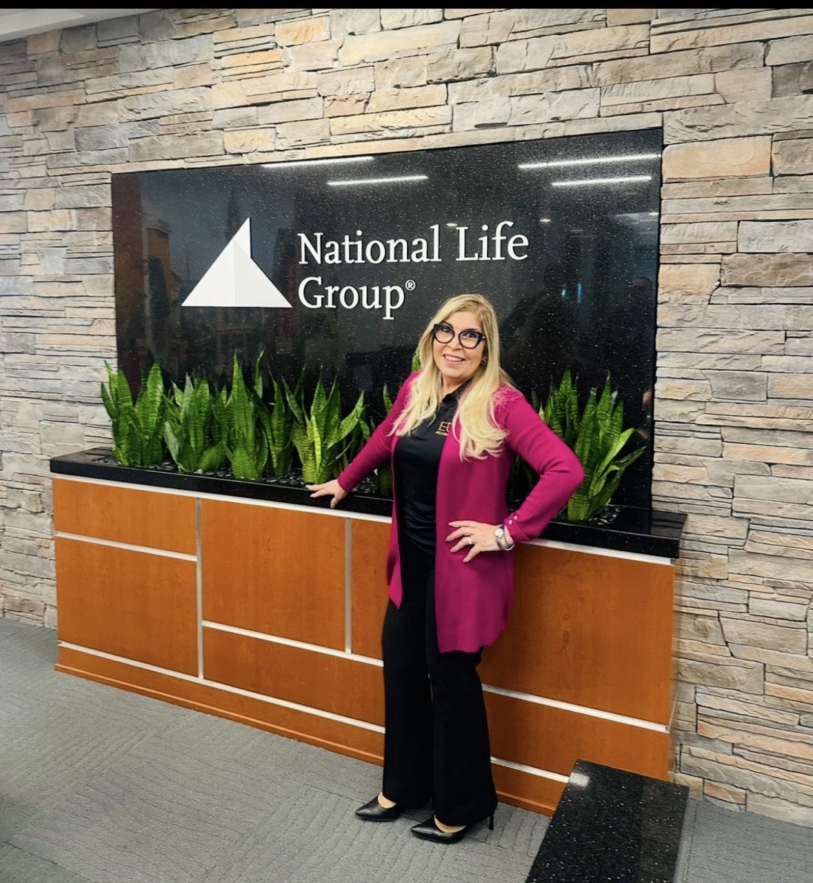 Griselda en el lobby de la oficina corporativa de National Life Group