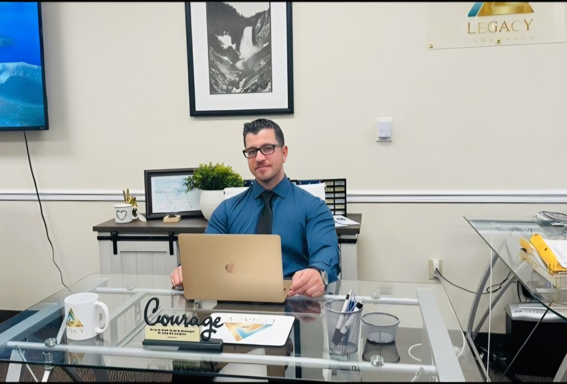 Asesor de Legacy trabajando en su escritorio en la oficina de Miami