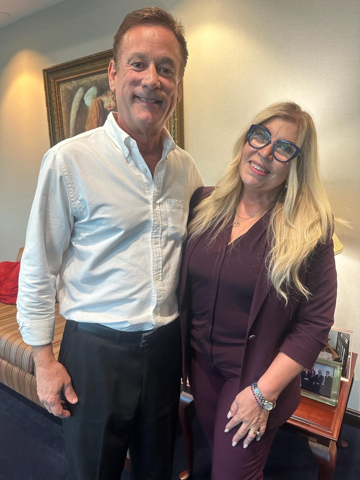 Griselda con socio estratégico en reunión de negocios