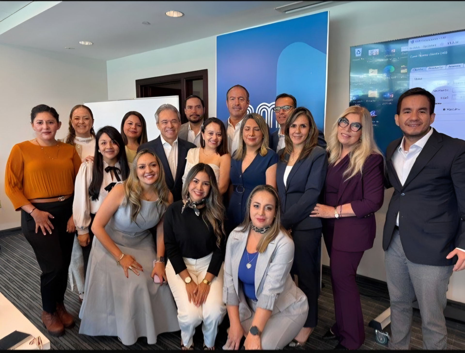 Foto grupal amplia del equipo de Legacy en las oficinas corporativas de BMI