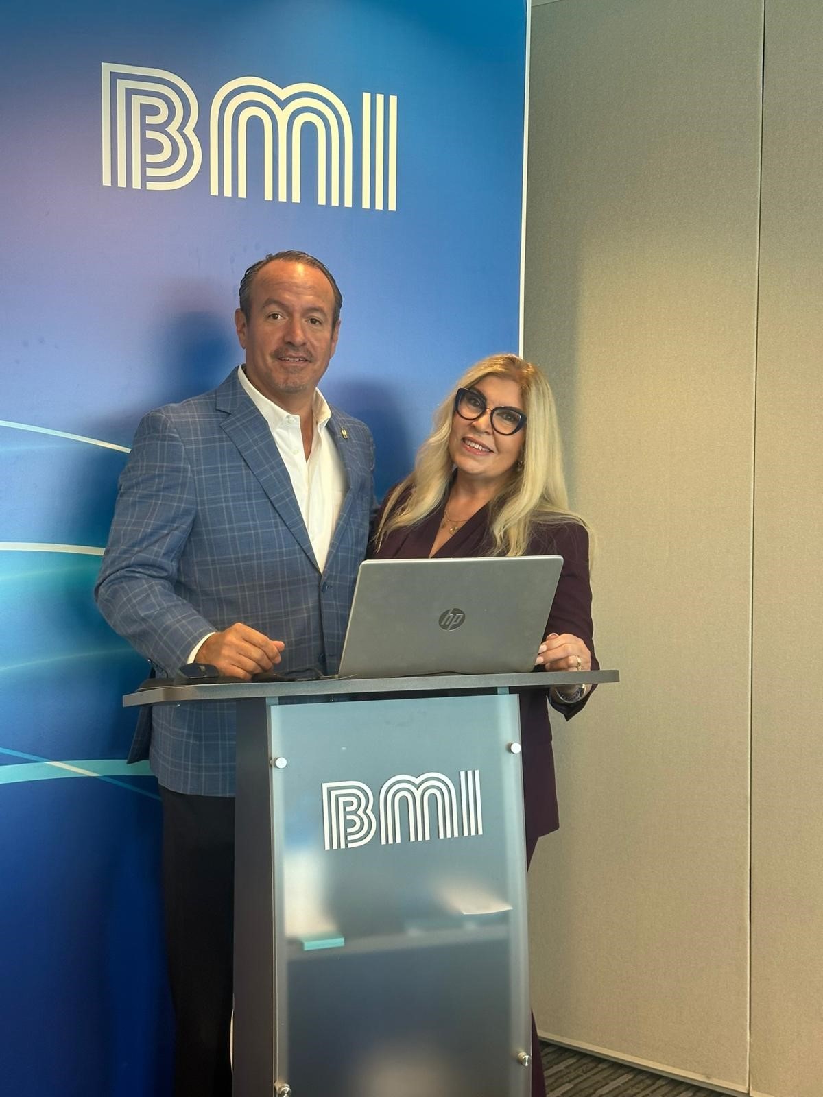 Griselda representando a Legacy en evento corporativo de BMI